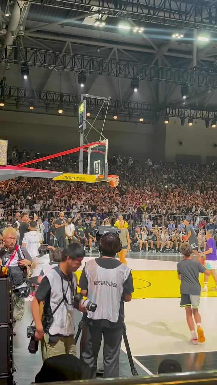 跑动投篮25中21简直非人类！库里中国行绕圈投篮让球迷阵阵惊呼