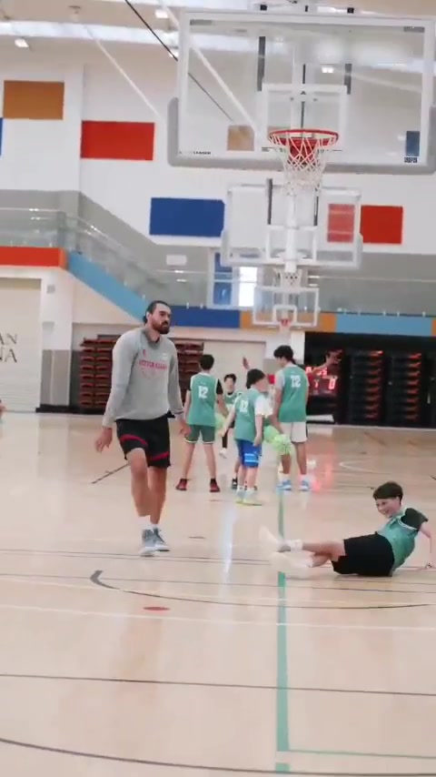 太残暴了！海王亚当斯训练营里颜扣小学员